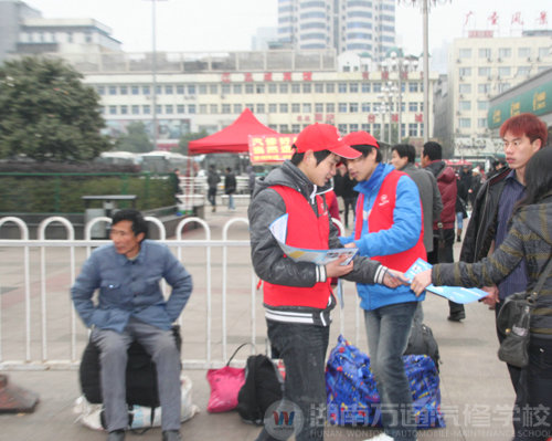 湖南萬通汽車學(xué)校“紅色馬甲”小組