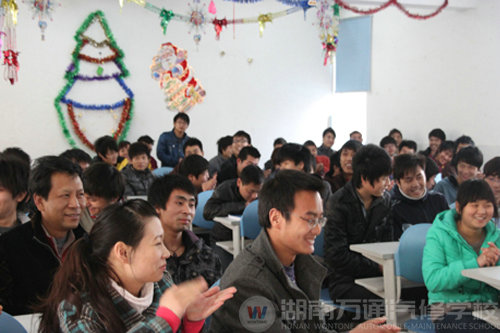 同學(xué)們?nèi)褙炞⒌恼J(rèn)真聽講