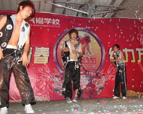 湖南萬通汽車學(xué)校4S-2班舞蹈《飛躍》