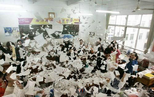 高考后歡呼的學(xué)生