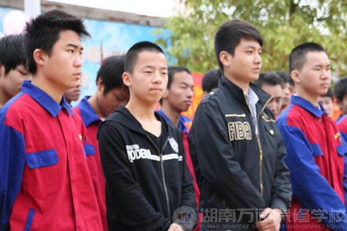 萬(wàn)通學(xué)子千里赴川競(jìng)技 師生歡送齊盼載譽(yù)歸來(lái)