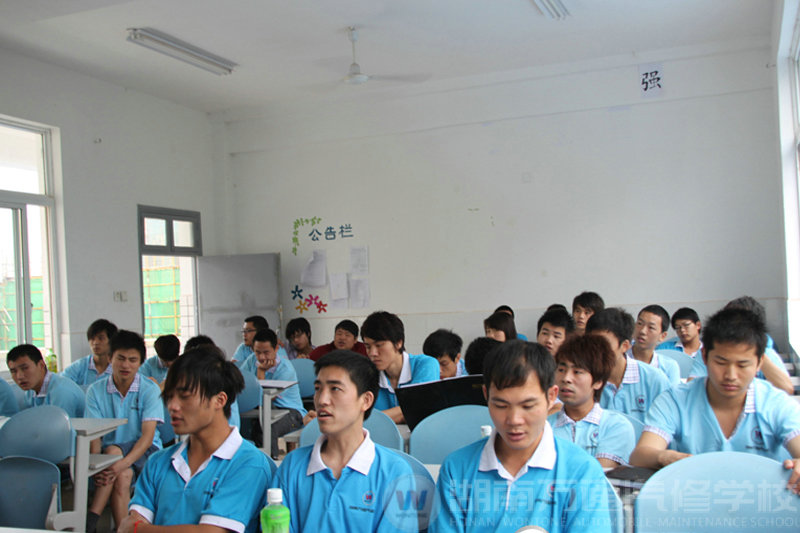 獻(xiàn)禮紅色中國 萬通學(xué)子唱紅歌