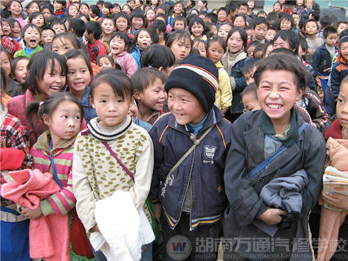 貧困孩子綻放的笑臉