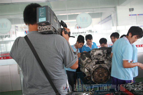 湖南教育電視臺 揭秘萬通學子成才之路