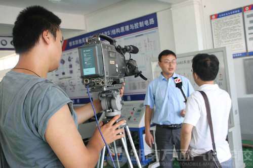 湖南教育電視臺對湖南萬通汽車學校老師采訪