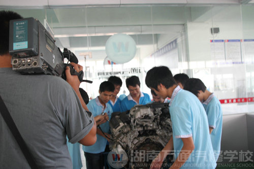 湖南教育電視臺對湖南萬通汽車學校實訓(xùn)采訪