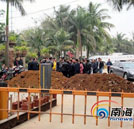 跳樓堵路 農(nóng)民工討薪路上的無奈 “尷尬”