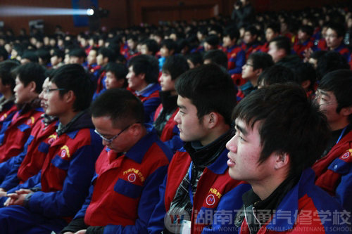 萬(wàn)通學(xué)子認(rèn)真觀看電影