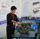 用千百倍的耕耘 換來桃李滿園香—記湖南萬通優(yōu)秀教師何建新