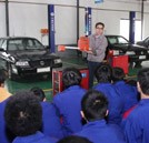 授予學(xué)生過硬汽修技能 萬通造就職場新貴