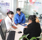 湖南萬通汽車學(xué)校報(bào)名火 老師細(xì)心答疑家長露笑意