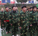 穿梭在校園間的那片迷彩服