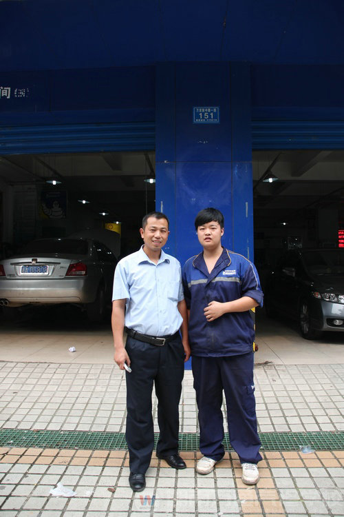 湖南萬通汽車學校就業(yè)負責人與就業(yè)學子合影