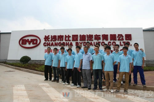 畢業(yè)學(xué)子與陸主任合影