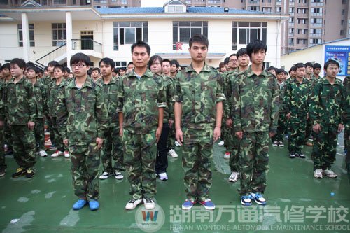 訓(xùn)練場上盡顯軍人風(fēng)姿 湖南萬通新生軍訓(xùn)進(jìn)行時(shí)