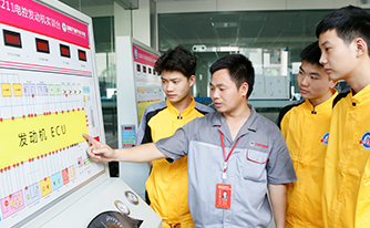 汽修培訓(xùn)學(xué)校-發(fā)動機(jī)拆裝實(shí)訓(xùn)