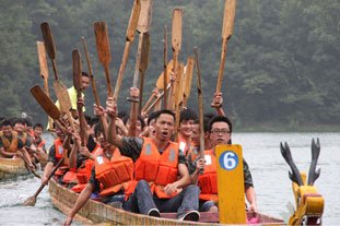 學(xué)校開(kāi)展新生拓展訓(xùn)練