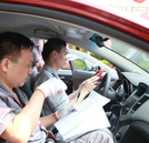 找工作難，大學(xué)生回爐學(xué)汽修