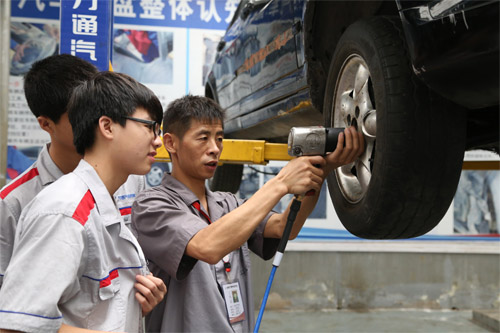 想學(xué)汽修技術(shù)，去哪個學(xué)校好？
