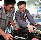 高考盲目擠“獨(dú)木橋” 不如學(xué)技術(shù)走成功捷徑