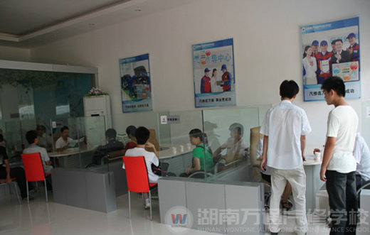 湖南萬通汽修學(xué)校，報(bào)名火爆進(jìn)行中