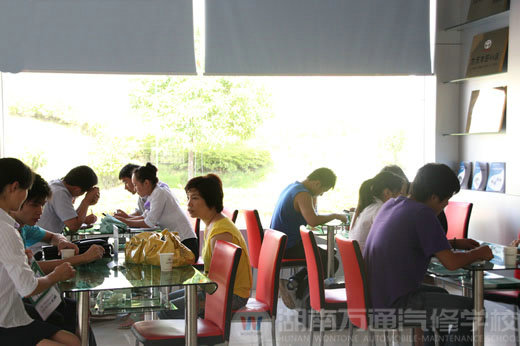 夏日炎熱，湖南萬通汽修學(xué)校，招生火爆進(jìn)行中