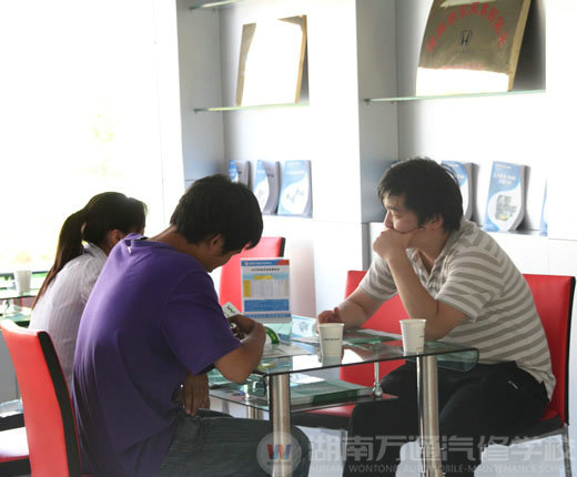 夏日炎熱，湖南萬通汽修學(xué)校，招生火爆進(jìn)行中