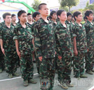 新生軍訓(xùn)系列報(bào)道：邁開人生堅(jiān)實(shí)步伐