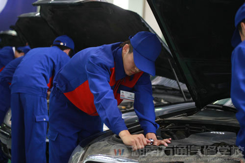 湖南萬通汽修學(xué)校，學(xué)汽修