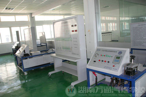 湖南萬(wàn)通汽修學(xué)校，先進(jìn)的汽車檢測(cè)、維修儀器和設(shè)備