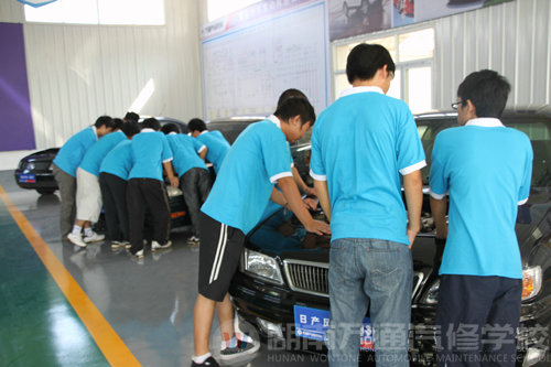 湖南萬通汽修學(xué)校學(xué)汽修