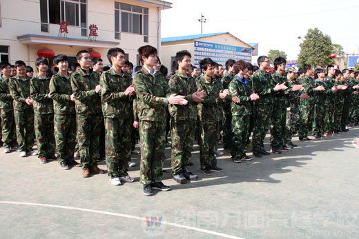 湖南萬(wàn)通汽修學(xué)校，軍訓(xùn)