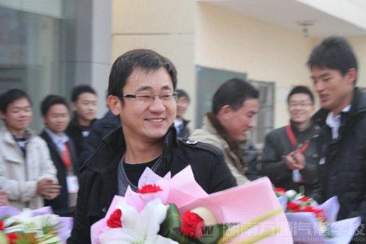 萬通汽修學(xué)校，給老師獻(xiàn)上鮮花