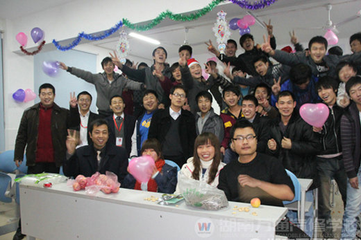 萬(wàn)通汽修學(xué)校，師生同樂(lè)