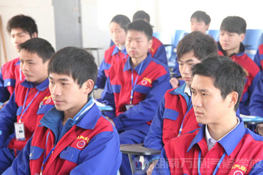 湖南萬通汽修學校，出席新生座談會的學生