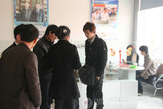 湖南萬通汽修學校，咨詢師正在為學生介紹學校