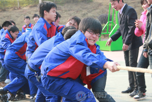 湖南萬(wàn)通汽修學(xué)校拔河比賽