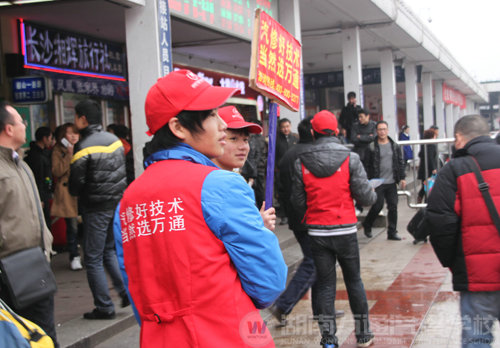 湖南萬通汽修學校&ldquo;紅色馬甲&rdquo;小組