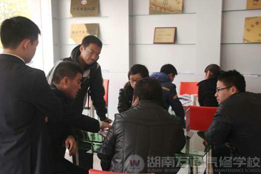 眾多學(xué)子紛紛選擇了實(shí)力雄厚的萬(wàn)通汽修教育