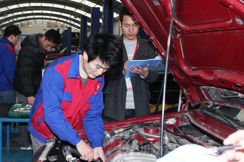 湖南萬通汽修學(xué)校非常注重學(xué)子動(dòng)手能力