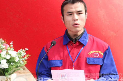 萬通汽修學(xué)校新生代表上臺發(fā)言