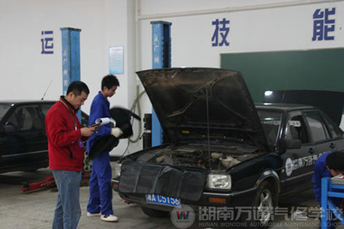 萬通學(xué)子喜迎捷報(bào)歸來