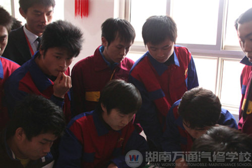 湖南萬通汽修學(xué)校學(xué)生與用人單位簽協(xié)議