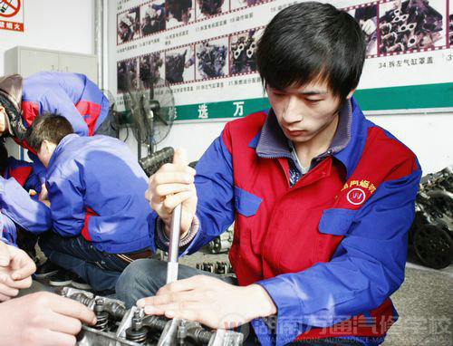 80后90后學(xué)汽修 奔的是&ldquo;前途&rdquo;