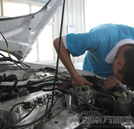 萬通學子假日忙 爭當汽車醫(yī)生