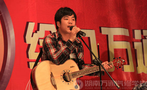 湖南萬通汽修學(xué)校，吉他鋼琴合奏