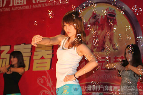 湖南萬通汽修學(xué)校學(xué)子熱舞