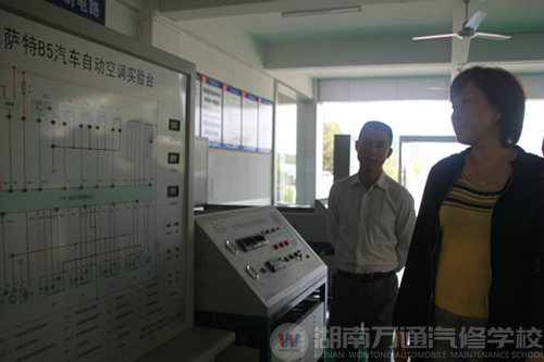 宋處長觀看實(shí)訓(xùn)設(shè)備