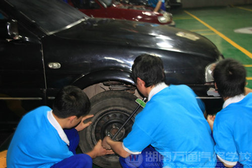 湖南萬通汽修學(xué)校整車實訓(xùn)