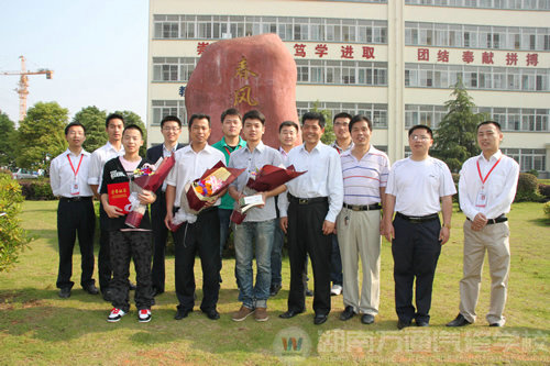 湖南萬通汽修學(xué)校跟教師合影